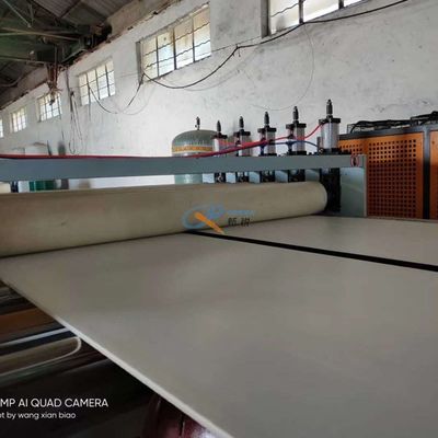 สกรูเดี่ยว 1220mm * 2440mm 18mm เครื่องแผ่นกลวง PP
